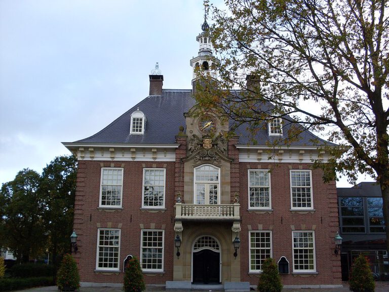 Bron: https://upload.wikimedia.org/wikipedia/commons/c/c5/Raadhuis_Heemstede.JPG