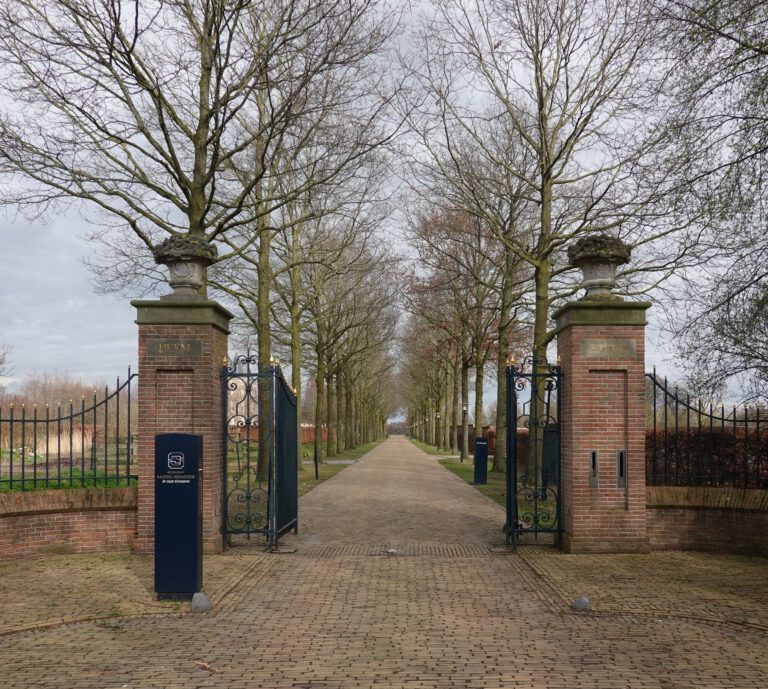Bron: https://upload.wikimedia.org/wikipedia/commons/a/a0/Heemstede_Toegangshek.jpg