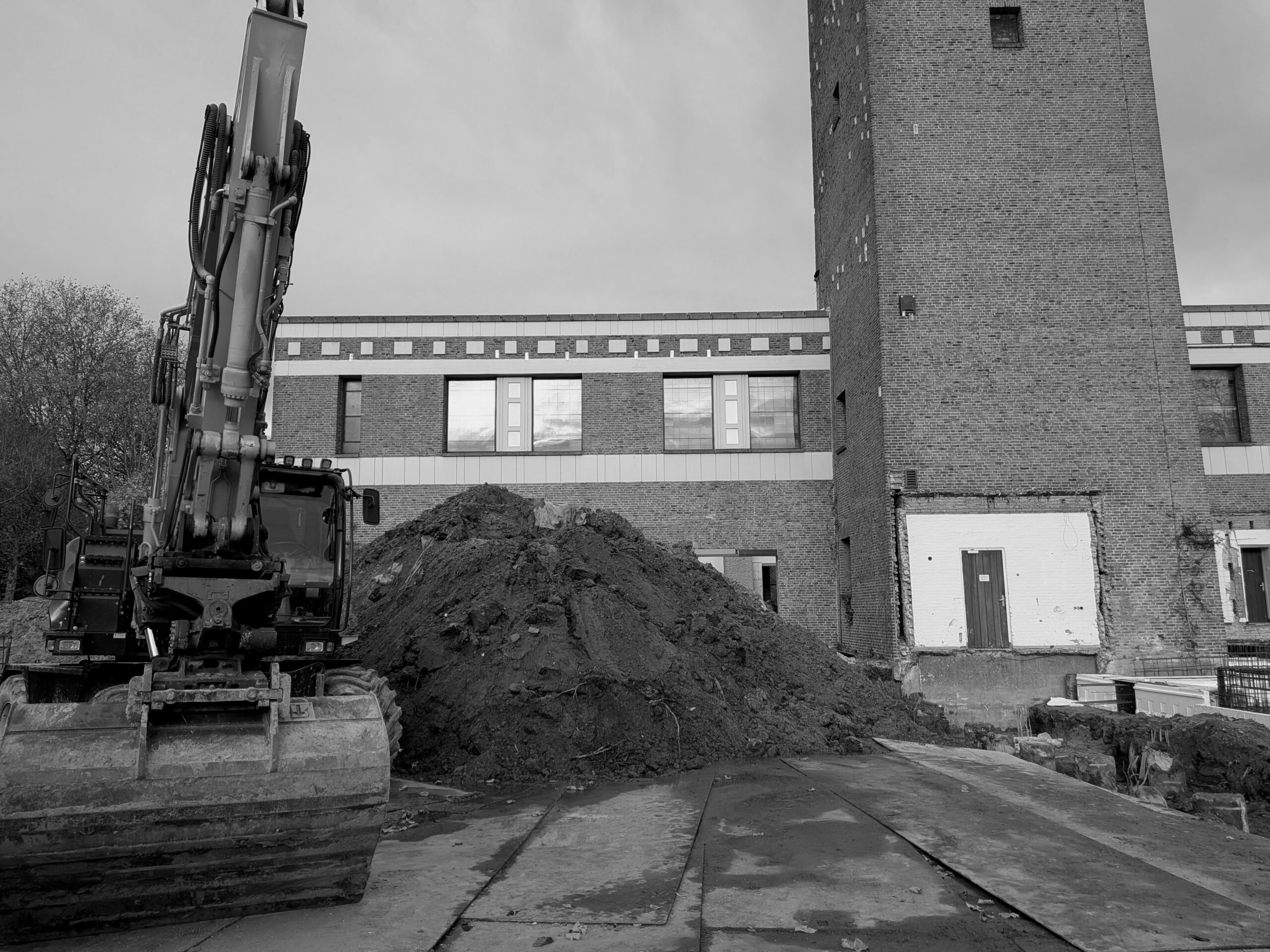 Kraan op een bouwplaats tijdens bouwbegeleiding.