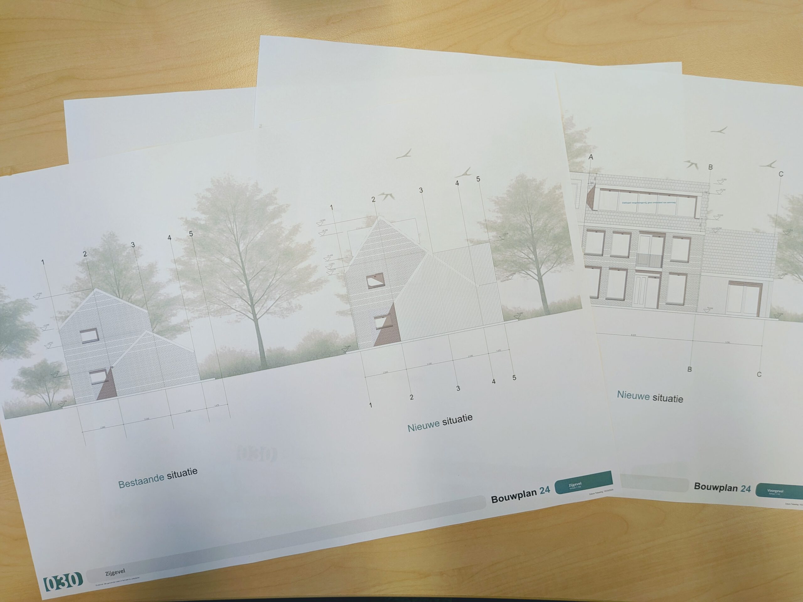 Bouwtekening op een bureaublad tijdens bouwkundig tekenwerk.