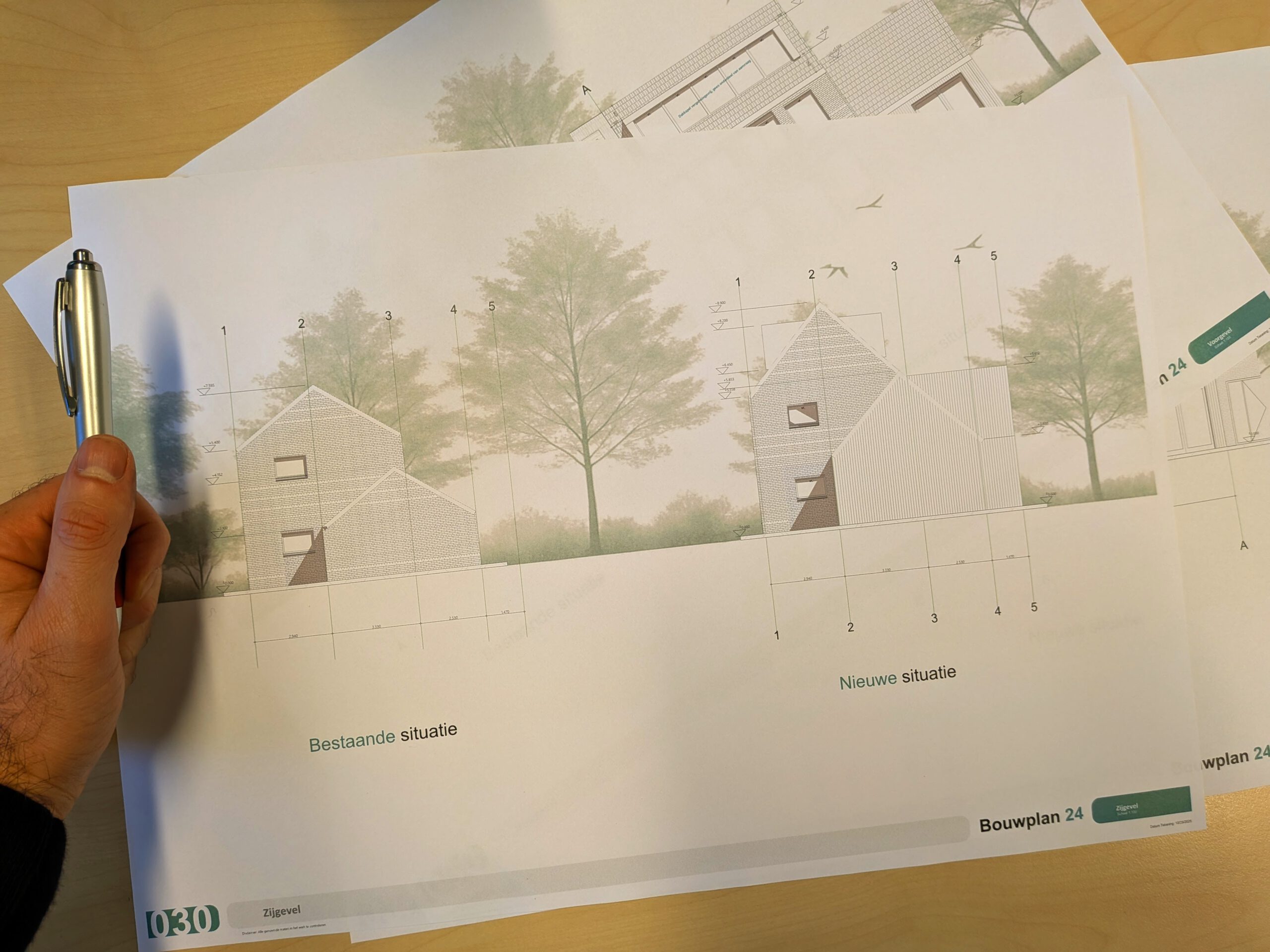 Technische bouwtekening op een bureau tijdens het uitwerken van bouwkundig tekenwerk.