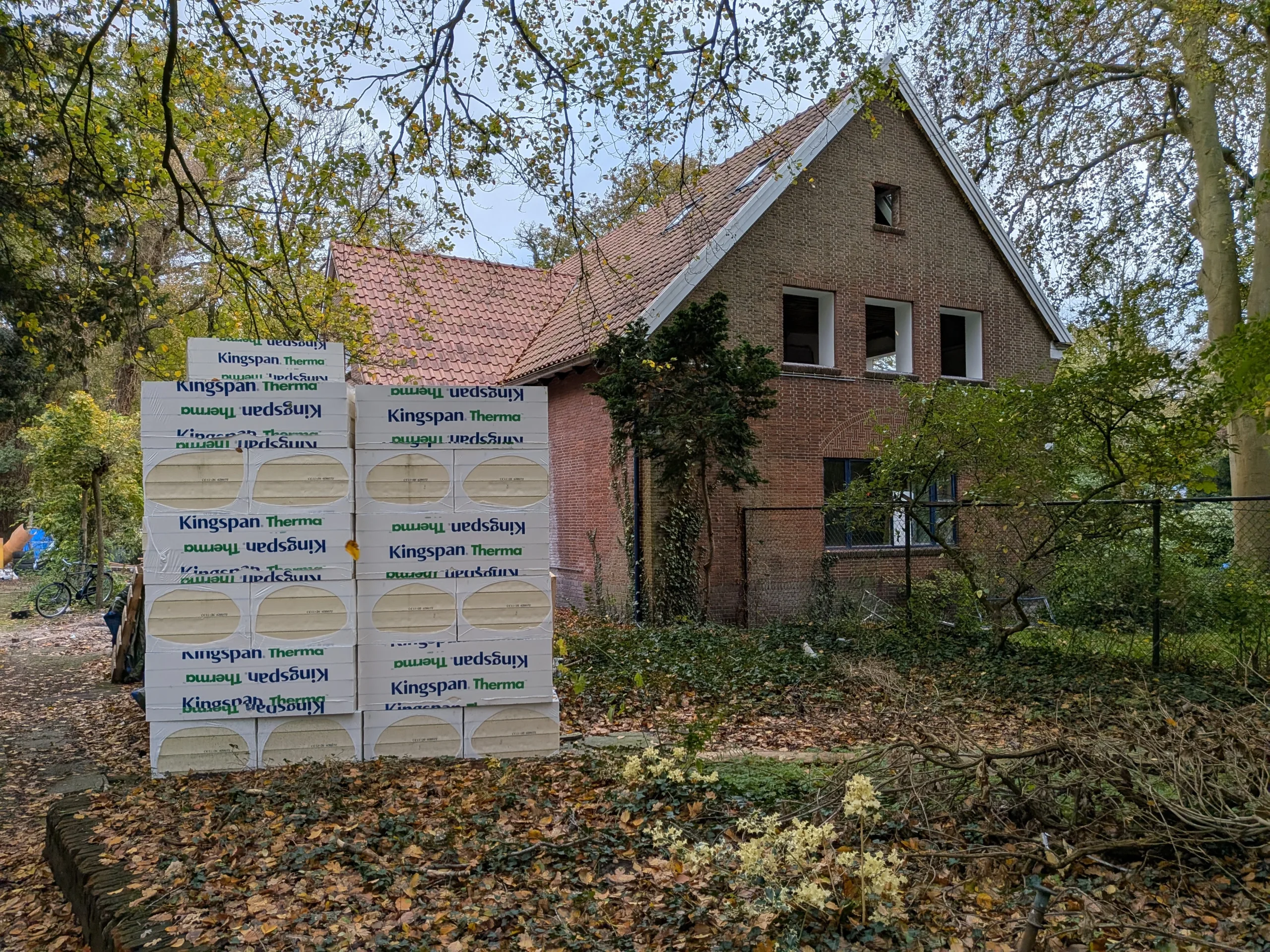 Woning met stapel PIR-isolatie aan linkerzijde