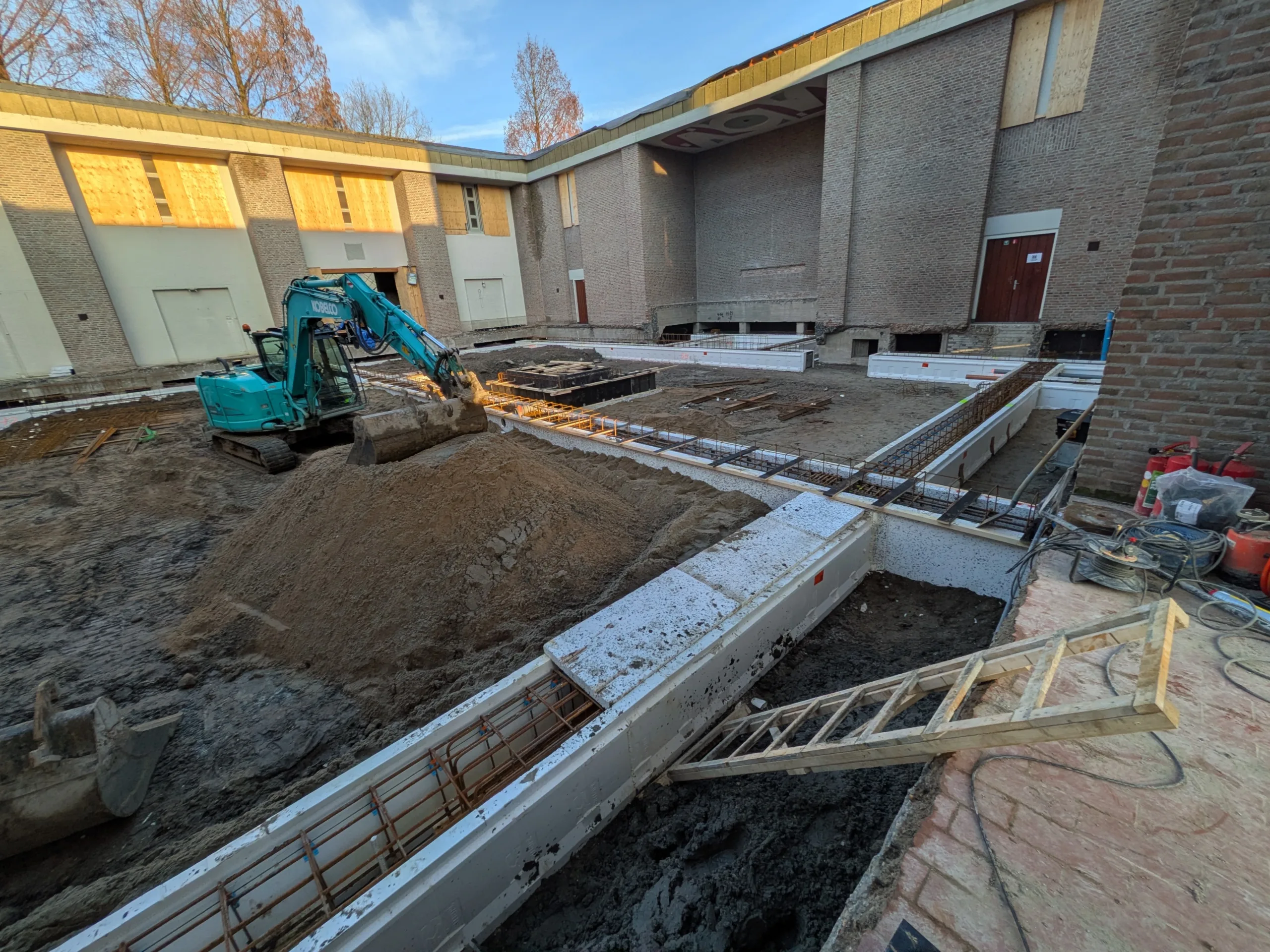 Bouwplaats met funderingswerkzaamheden en kraan