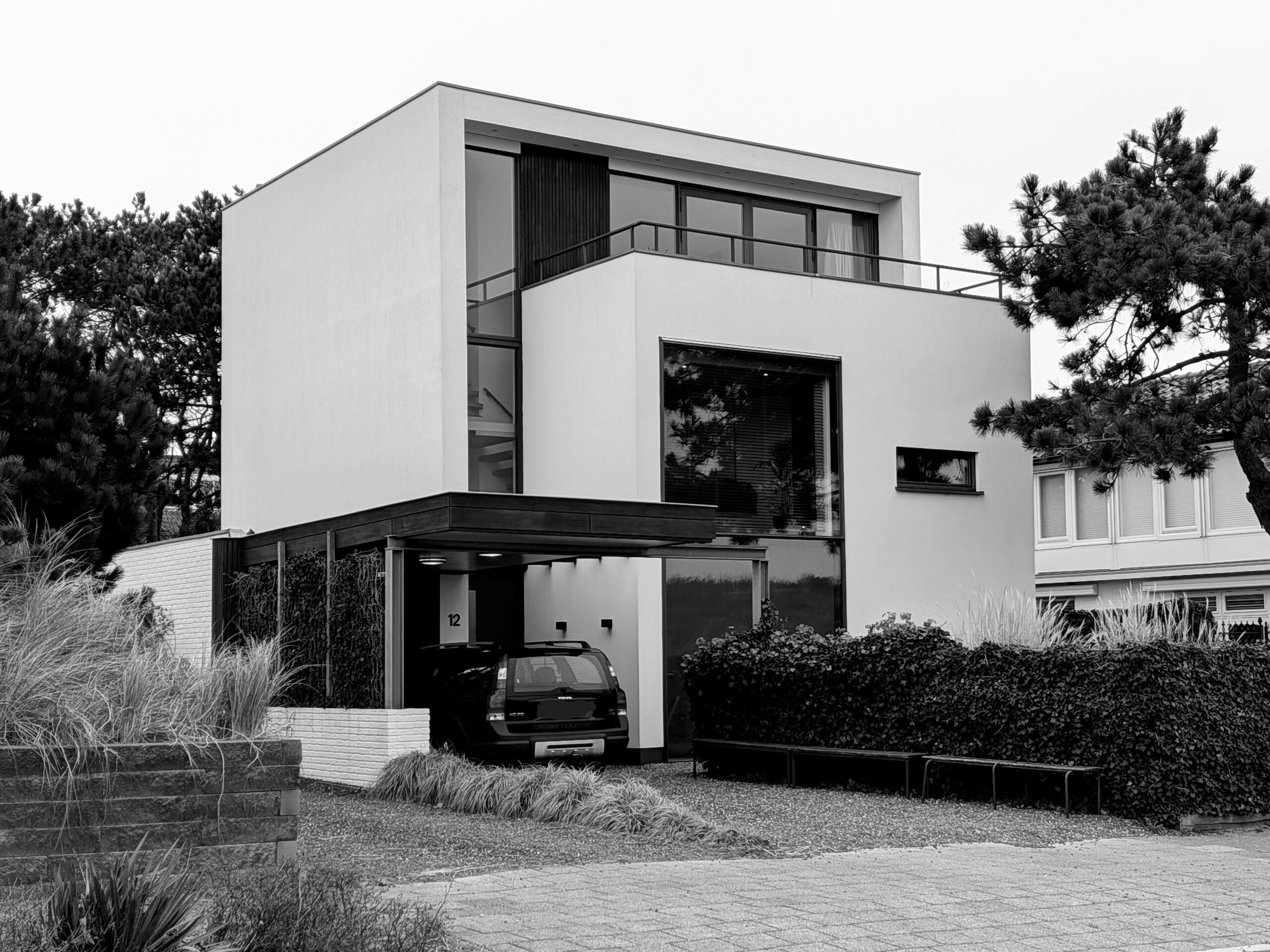 Moderne woning met strakke lijnen en grote ramen